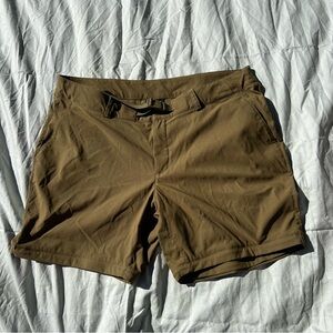 The North Face Women’s light Belted Hiking/Outdoor Shorts in olive sz 16